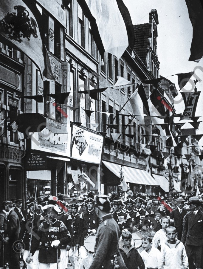 Ein Schützenumzug in der Altstadt ; Marksmen's Parade in the old town (foticon-simon-340-037-sw.jpg)